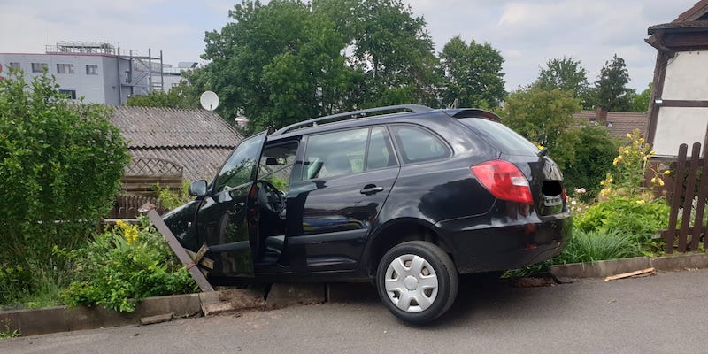 Auto in Schieflage - Unfall am Kiesberg